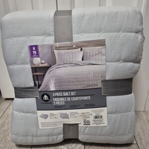 Brand New Hometrends Pick-stitch King Size 3-Piece Gray Color Quilt Set